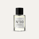 Cologne Nº10 Leather & Woods 100 ml, frasco de perfume sobre fondo oscuro