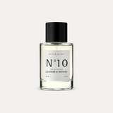 Cologne Nº10 Leather & Woods 100 ml, frasco de perfume sobre fondo oscuro